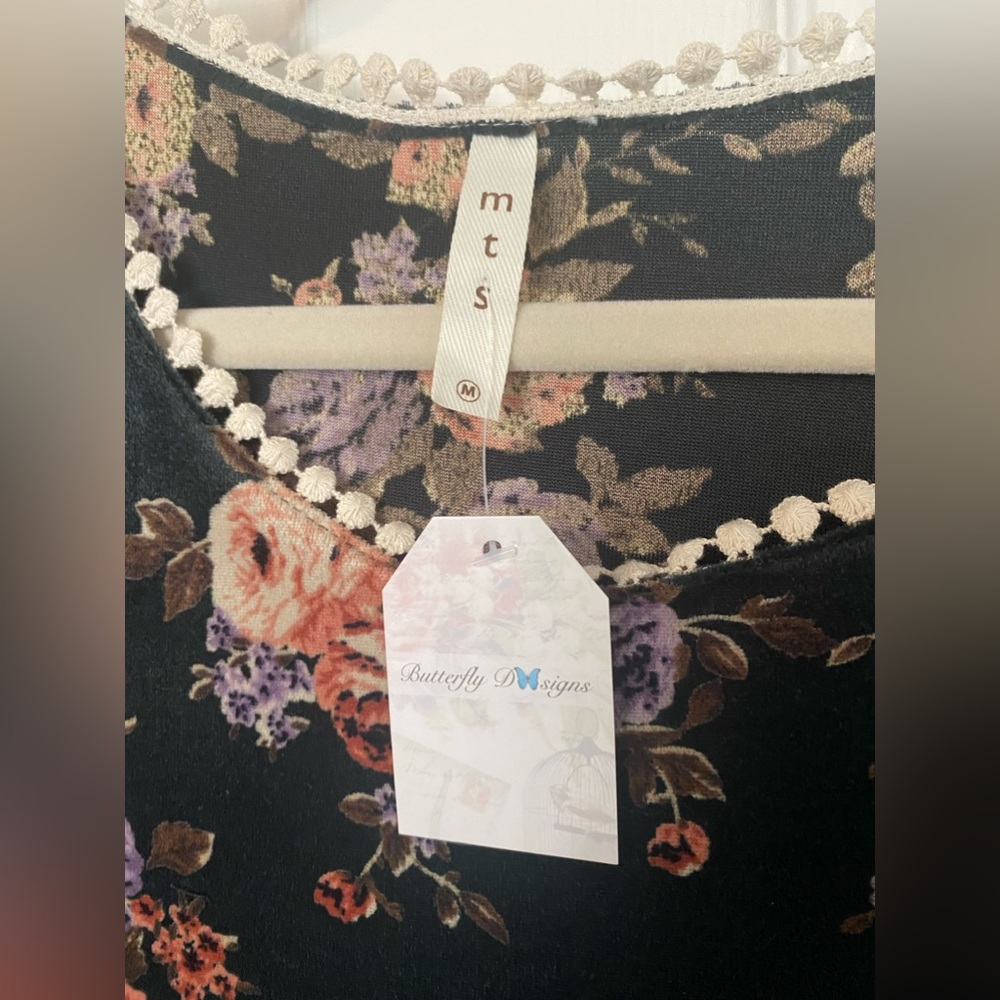 14) NWT Velvety floral top - Picture 3 of 3